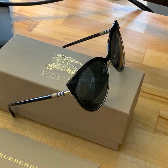 Burberry all inclusive sunglasses - Picture 2 of 12